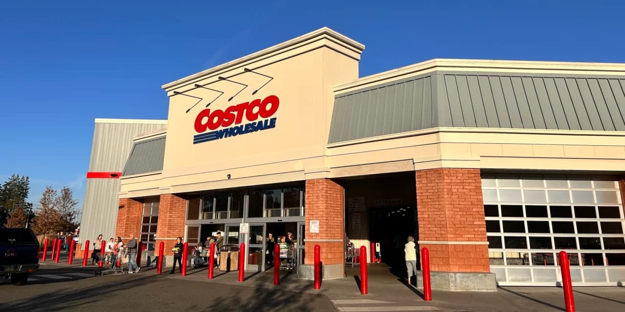 Costco (NASDAQ: COST) Stock Price Hits 52-Week High of $1,070 After Lifting Quarterly Dividend 13%